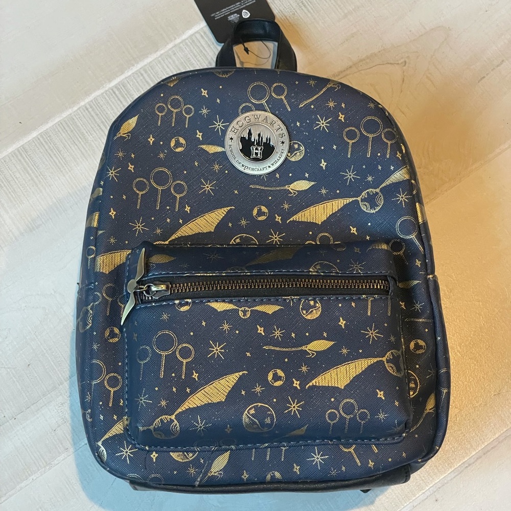 Harry Potter, Quiddich, Snitch Navy and Gold Mini Bag
Hedwig zipper pull.